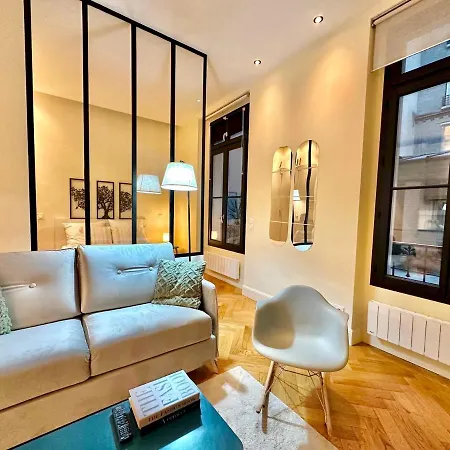 Eiffel Tower Champs De Mars Apartment Paris